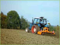 Schon mit kleinen Traktoren lassen sich Flächen kultivieren.